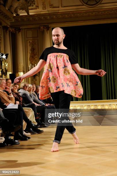 Tanzperformance von Trajal Harrell - Preview im Rahmen der Jugendstil-Ausstellung. Choreografie, Soundtrack, Kostüme: Trajal Harrell, Taenzer:...