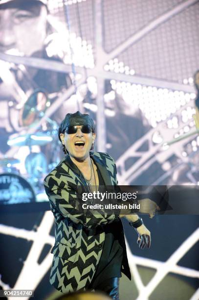 Scorpions - die deutsche Hard-Rockband mit Saenger Klaus Meine, den Gitarristen Rudolf Schenker und Matthias Jabs, Bassist Pawel Maciwoda und...