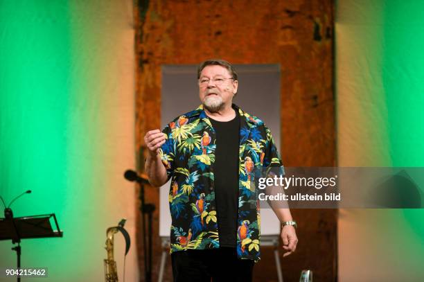 Juergen von der Lippe, buergerlich Hans-Juergen Hubert Dohrenkamp - der deutsche Fernsehmoderator, Entertainer, Schauspieler und Komiker bei einem...