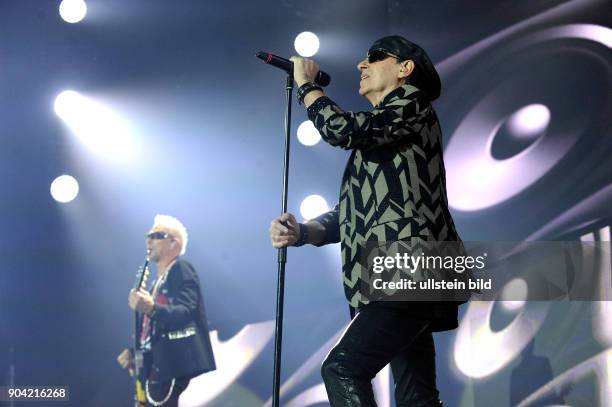 Scorpions - die deutsche Hard-Rockband mit Saenger Klaus Meine, den Gitarristen Rudolf Schenker und Matthias Jabs, Bassist Pawel Maciwoda und...