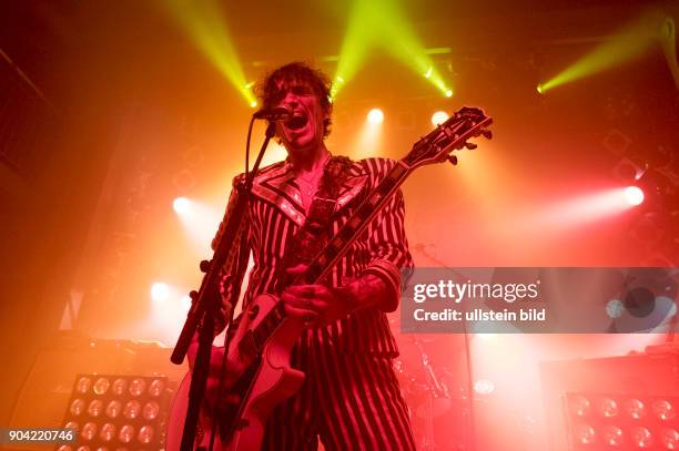 The Darkness - die britische Rockband mit Saenger Justin Hawkins bei einem Konzert im Hamburger Gruenspan. (Photo by Jazz Archiv Hamburg\ullstein...