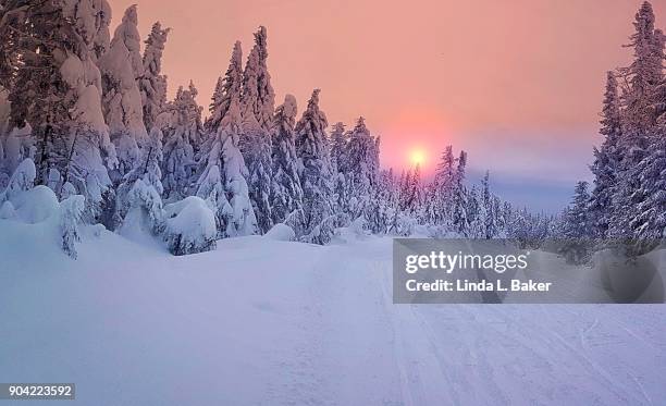 fire and ice - mont tremblant photos et images de collection
