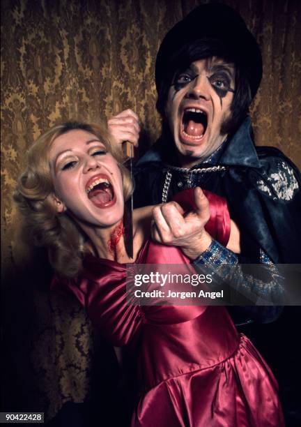 Screaming Lord Sutch and his then wife American model Thann Rendessy pose in a hotel during the tour for his Jack the Ripper show in 1974 in...