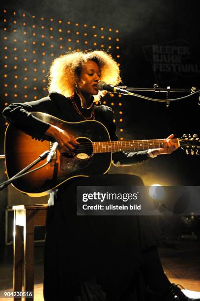 Mirel Wagner - die finnisch-aethopische Saengerin und Songschreiberin live beim Reeperbahnfestival 2015. Konzert beim Musikfestival in den Clubs um...