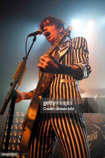 The Darkness - die britische Rockband mit Saenger Justin Hawkins bei einem Konzert im Hamburger Gruenspan. (Photo by Jazz Archiv Hamburg\ullstein...