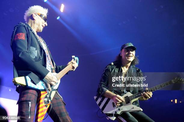 Scorpions - die deutsche Hard-Rockband mit Saenger Klaus Meine, den Gitarristen Rudolf Schenker und Matthias Jabs, Bassist Pawel Maciwoda und...