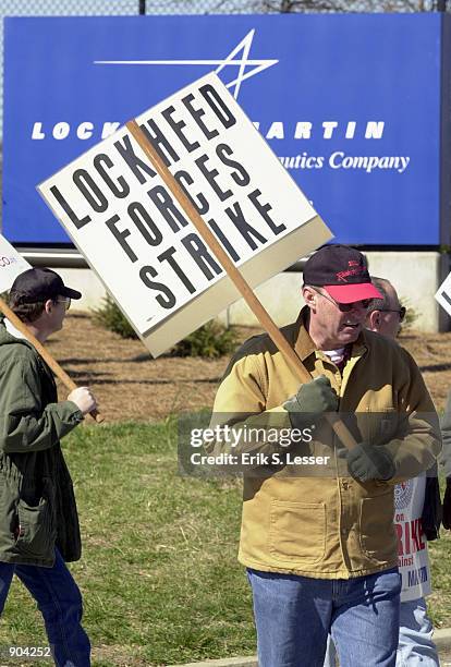 Members of the International Association of Machinists Local 709 walk the picket line March 11, 2002 in front of the Lockheed Martin aircraft...