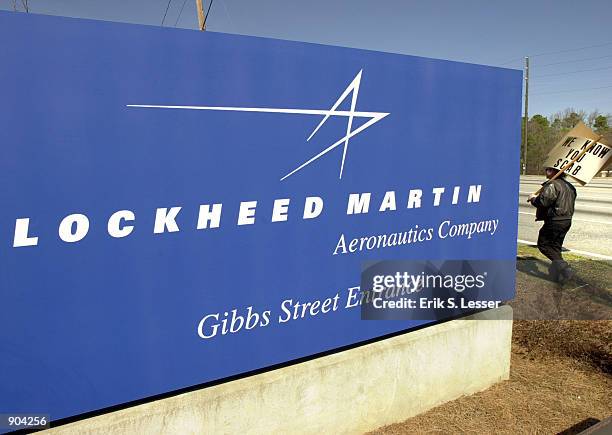 Member of the International Association of Machinists Local 709 walks the picket line March 11, 2002 in front of the Lockheed Martin aircraft...