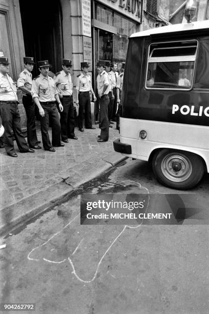 Policemen look at a victim silhouette on August 09, 1982 after the French-Jewish delicatessen restaurant Jo Goldenberg was attacked rue des Rosiers...