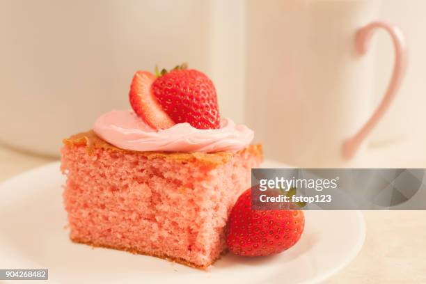 alla hjärtans dag jordgubbs tårta och kaffe. - jordgubbstårta bildbanksfoton och bilder