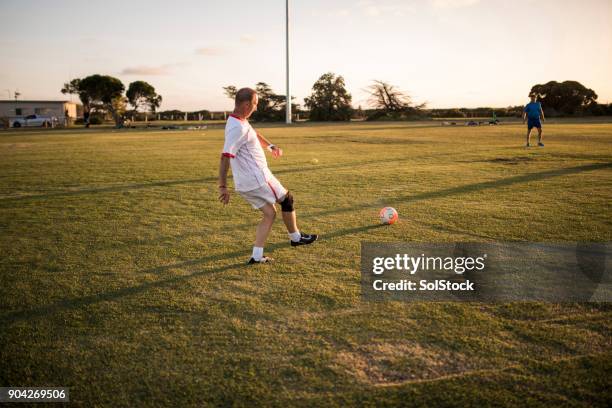 übergabe der fußballs - fussball pass stock-fotos und bilder