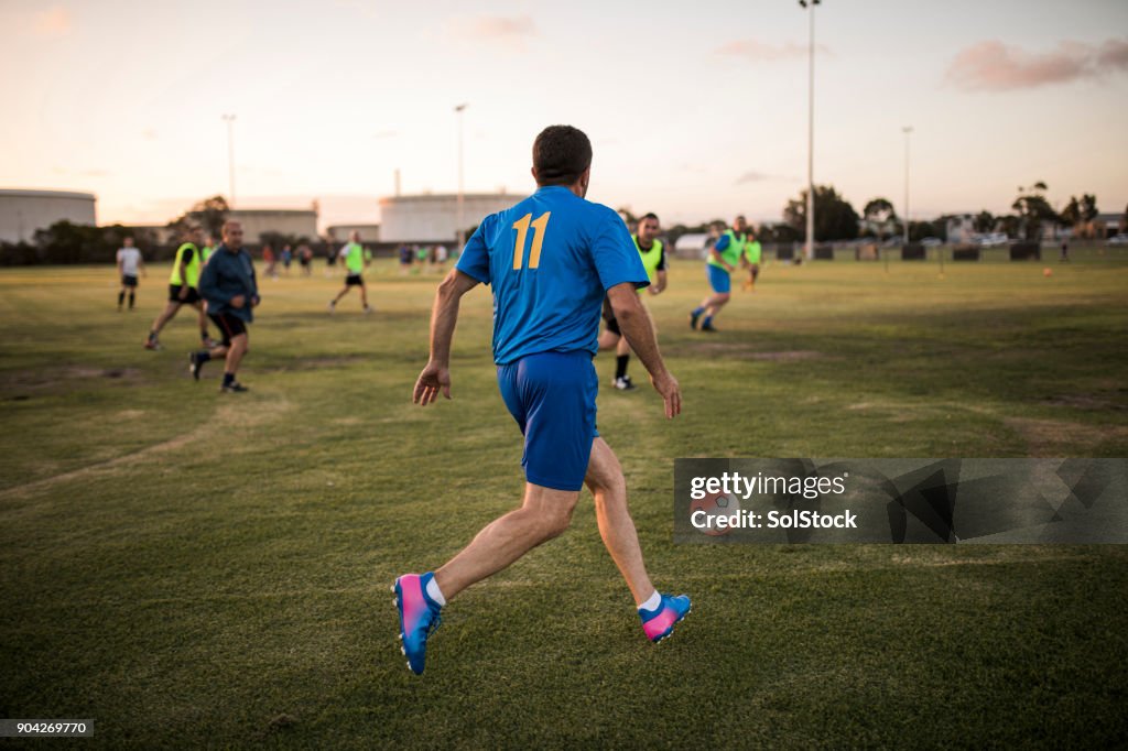 Fußball Spieler gonna Kick-Fußball