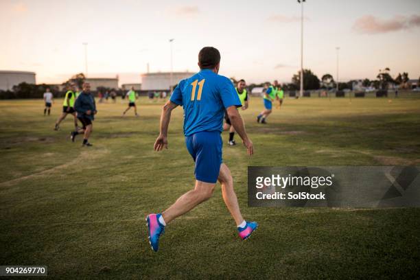 fútbol jugador va a patear de fútbol - man playing ball fotografías e imágenes de stock