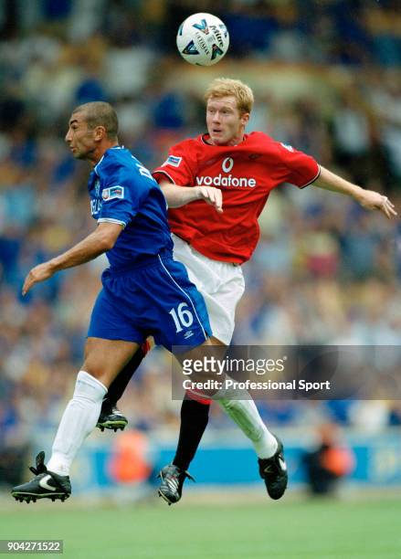 Paul Scholes of Manchester United and Roberto Di Matteo of Chelsea battle for the ball during the FA Charity Shield at Wembley Stadium on August 13,...