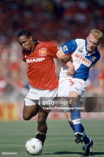 Paul Ince of Manchester United battles with Robbie Slater of Blackburn Rovers during the FA Charity Shield at Wembley Stadium on August 14, 1994 in...