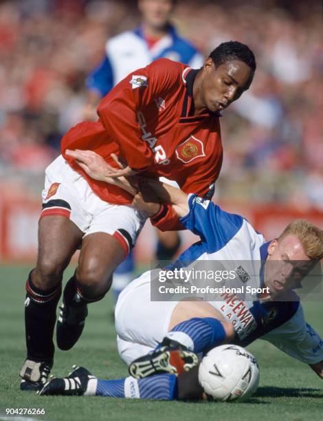 Paul Ince of Manchester United battles with Robbie Slater of Blackburn Rovers during the FA Charity Shield at Wembley Stadium on August 14, 1994 in...