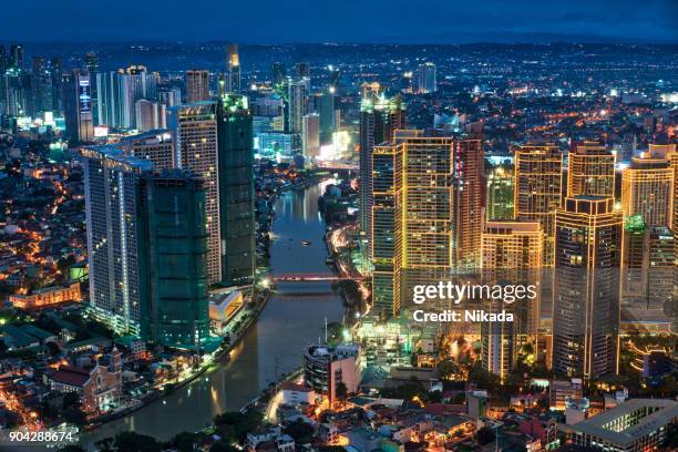 manila makati in der dämmerung - national capital region philippines stock-fotos und bilder