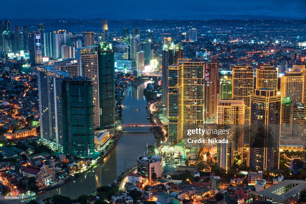 Manilla Makati in schemerlicht