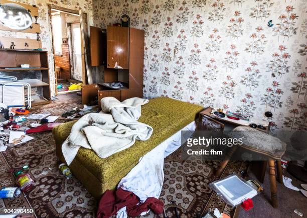 abandoned house, full of garbage - messy room stock-fotos und bilder