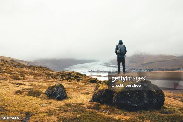 backpacker, genießen die aussicht auf gletscher vatnajökull in island - island holiday stock-fotos und bilder
