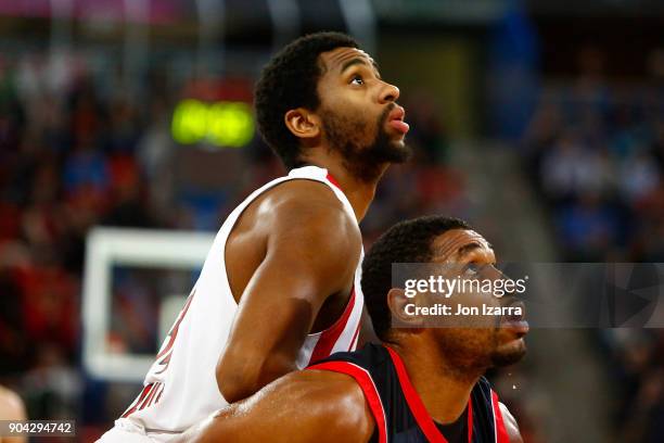 Kevin Jones, #21 of Baskonia Vitoria Gasteiz competes with Jamel McLean, #1 of Olympiacos Piraeus during the 2017/2018 Turkish Airlines EuroLeague...