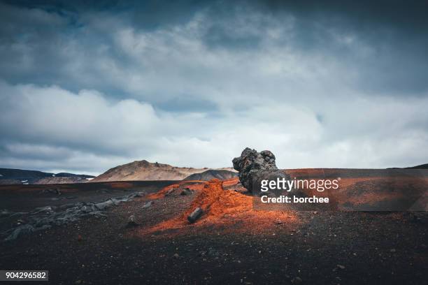 vulkanlandschaft in island - extremlandschaft stock-fotos und bilder
