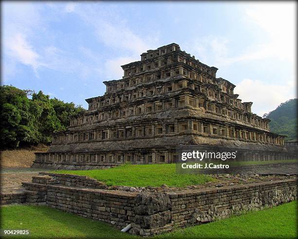 mexico's pyramid - 2be3 stock pictures, royalty-free photos & images