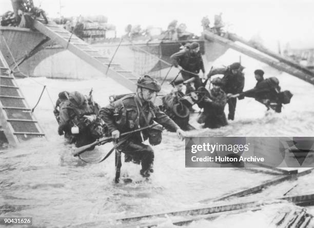 Troops from the 48th Royal Marines at Saint-Aubin-sur-mer on Juno Beach, Normandy, France, during the D-Day landings, 6th June 1944.