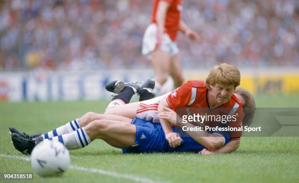 Gordon Strachan of Manchester United clashes with Andy Gray of Everton during the FA Cup Final at Wembley Stadium on May 18, 1985 in London, England.