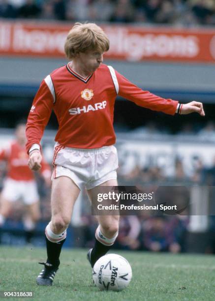 Gordon Strachan of Manchester United in action, circa 1985.