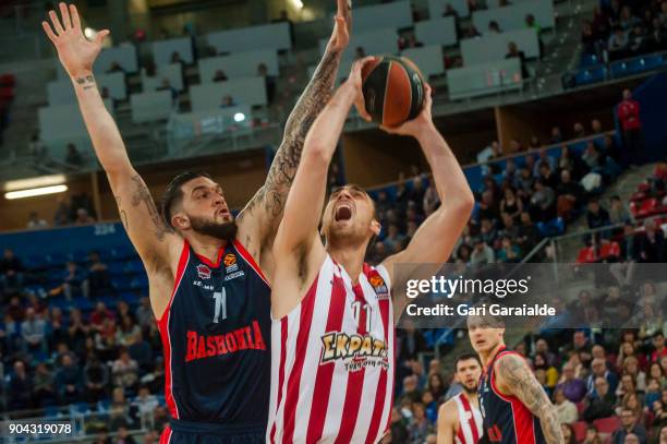 Olympiacos' Serbian center Nikola Milutinov vies with Baskonia's American guard Matt Janning during the 2017/2018 Turkish Airlines EuroLeague Regular...