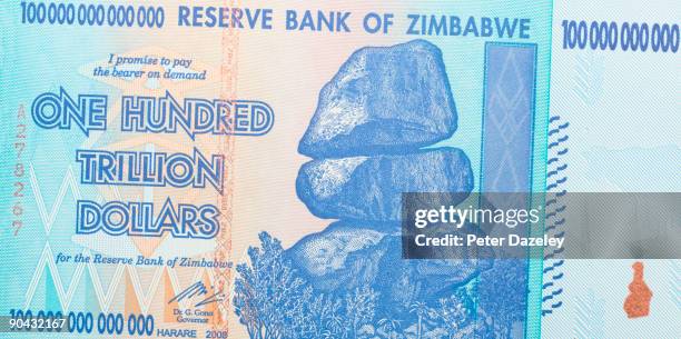 one hundred trillion dollar zimbabwean note. - zimbabwe currency fotografías e imágenes de stock