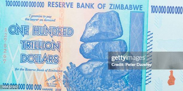 one hundred trillion dollar zimbabwean note. - repubblica dello zimbabwe foto e immagini stock