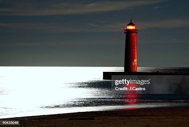 red lighthouse at night - kenosha wisconsin stockfoto's en -beelden