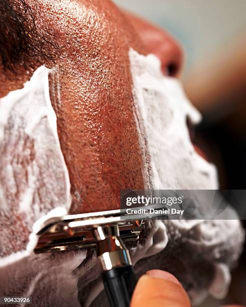 man shaving - shaving foto e immagini stock