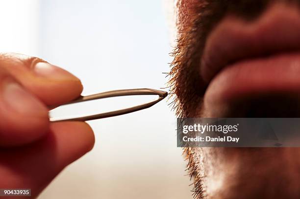 man plucking beard - eyebrow tweezers imagens e fotografias de stock
