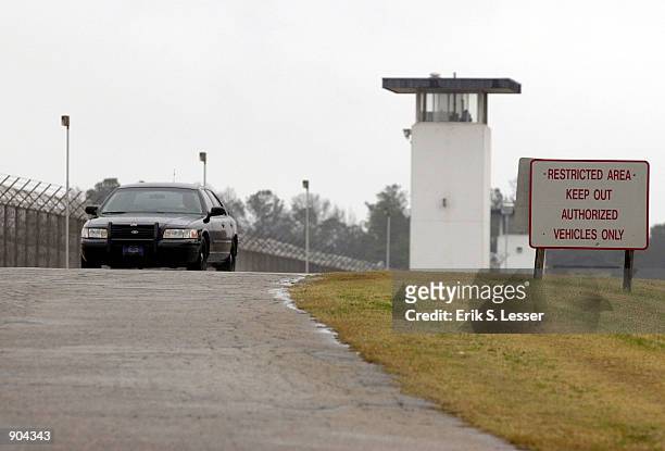 Guard patrols the fence line at the Georgia Diagnostic Prison March 12, 2002 in Jackson, GA. British national Tracy Housel was executed by lethal...
