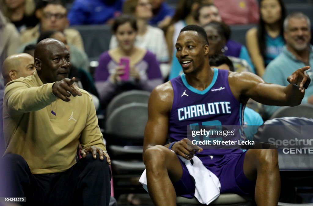 Encadenar Subdividir Subdividir Michael Jordan, owner of the Charlotte Hornets, talks to Dwight...  Fotografía de noticias - Getty Images