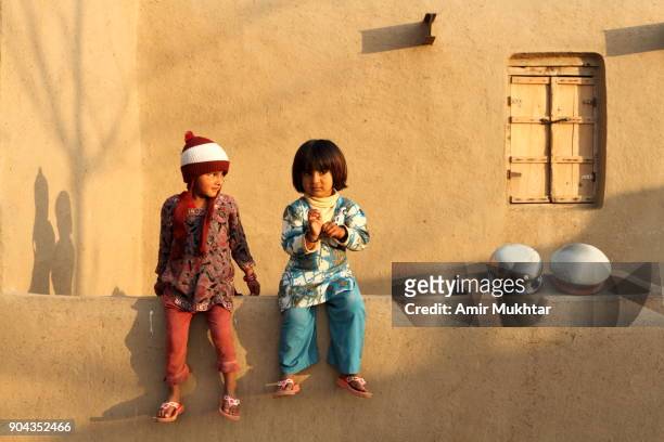two girls sitting together - punjabi girls images �個照片及圖片檔