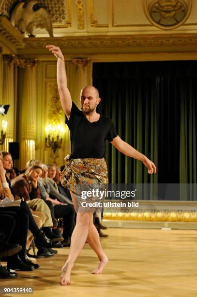 Tanzperformance von Trajal Harrell - Preview im Rahmen der Jugendstil-Ausstellung. Choreografie, Soundtrack, Kostüme: Trajal Harrell, Taenzer:...