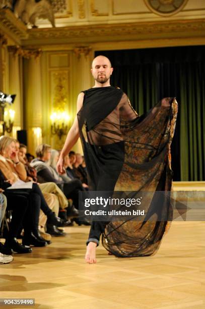 Tanzperformance von Trajal Harrell - Preview im Rahmen der Jugendstil-Ausstellung. Choreografie, Soundtrack, Kostüme: Trajal Harrell, Taenzer:...