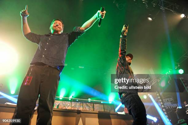 Fuenf Sterne deluxe, auch FSd - die deutsche Hip-Hop-Gruppemit den Rappern Das Bo und Tobi Tobsen und DJ Coolmann live beim Reeperbahnfestival 2015....