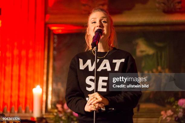 Leslie Clio - die deutsche Pop-Saengerin live beim Reeperbahnfestival 2015. Konzert beim Musikfestival in den Clubs um die Hamburger Reeperbahn vom...