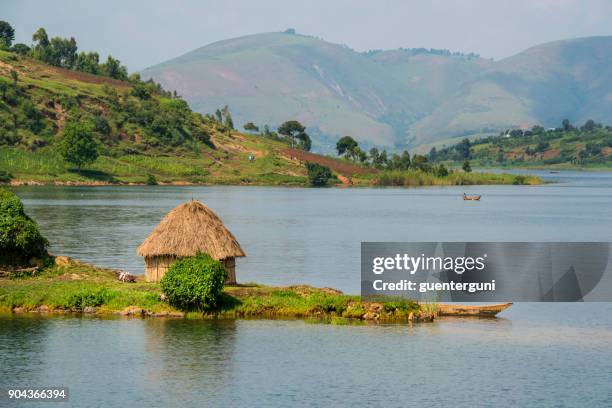 kustlijn van lake kivu, congo, afrika - rwanda stockfoto's en -beelden