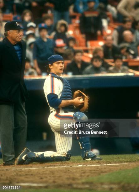 Catcher John Gibbons of the New York Mets kneels behind the plate during an MLB game against the Montreal Expos on April 19, 1984 at Shea Stadium in...