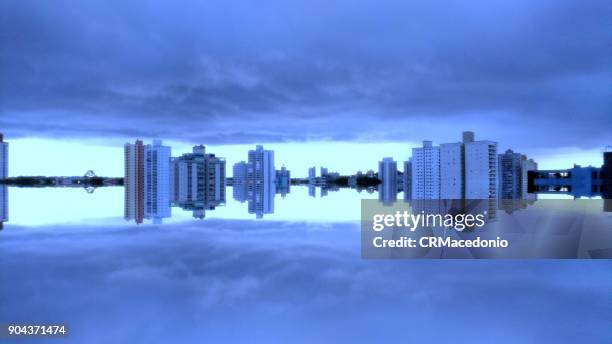 city reflected. - crmacedonio 個照片及圖片檔