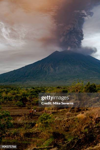 agung eruption nov. 27, 2017 - bali volcano stock pictures, royalty-free photos & images