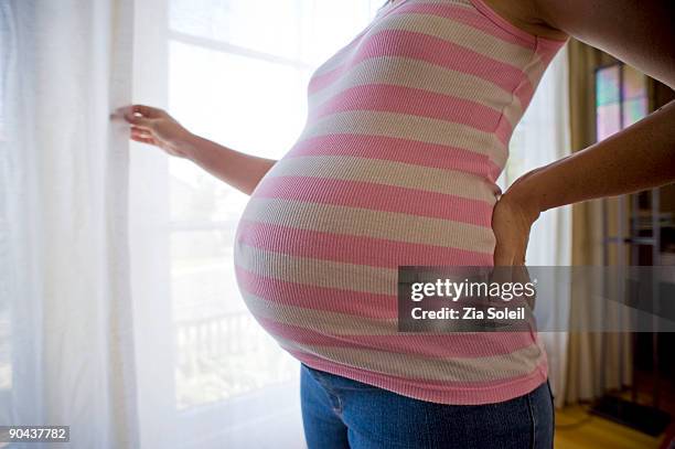 close-up, very pregnant woman's belly - human abdomen foto e immagini stock