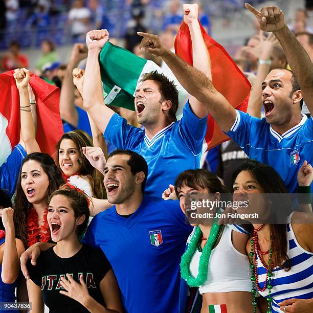 italian football fans cheering - competición de fútbol fotografías e imágenes de stock