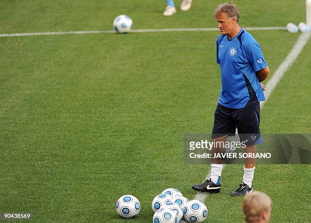 Estonian head coach Tarmo Ruutli stands during a trainning session at Romano stadium in Merida, on September 8 on the eve of a FIFA World Cup 2010...